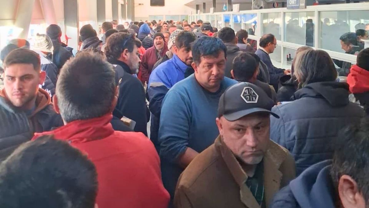 Largas filas en el ACI de Uspallata para el cruce de camiones por el paso a Chile. Largas filas en el ACI de Uspallata para el cruce de camiones por el paso a Chile.