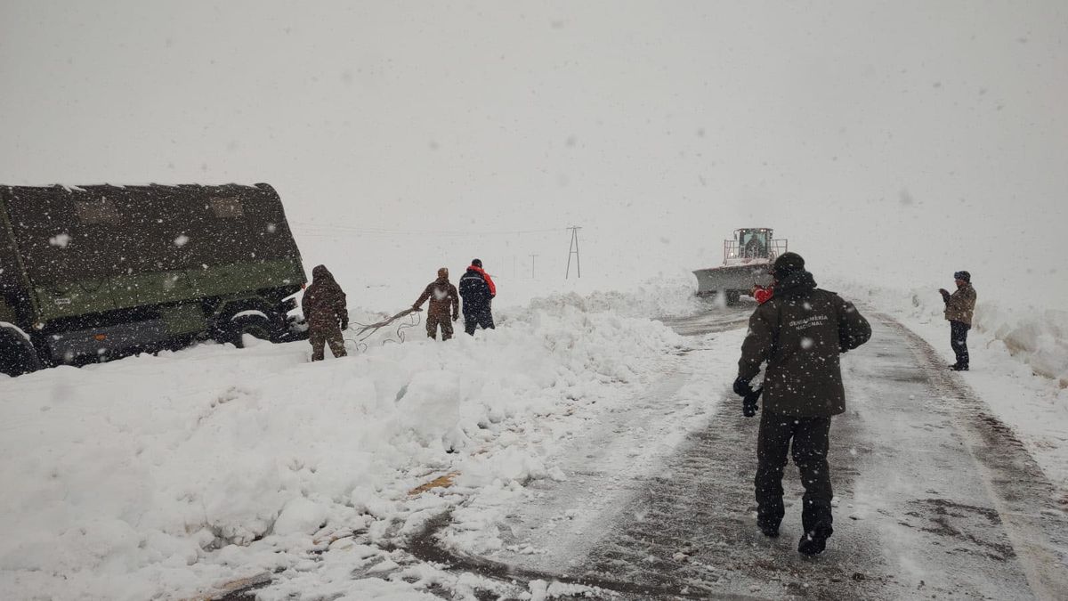 Gendarmería Nacional llegó al lugar del accidente con un vehículo oruga doble para auxiliar al personal del Ejército Argentino. Gendarmería Nacional llegó al lugar del accidente con un vehículo oruga doble para auxiliar al personal del Ejército Argentino.