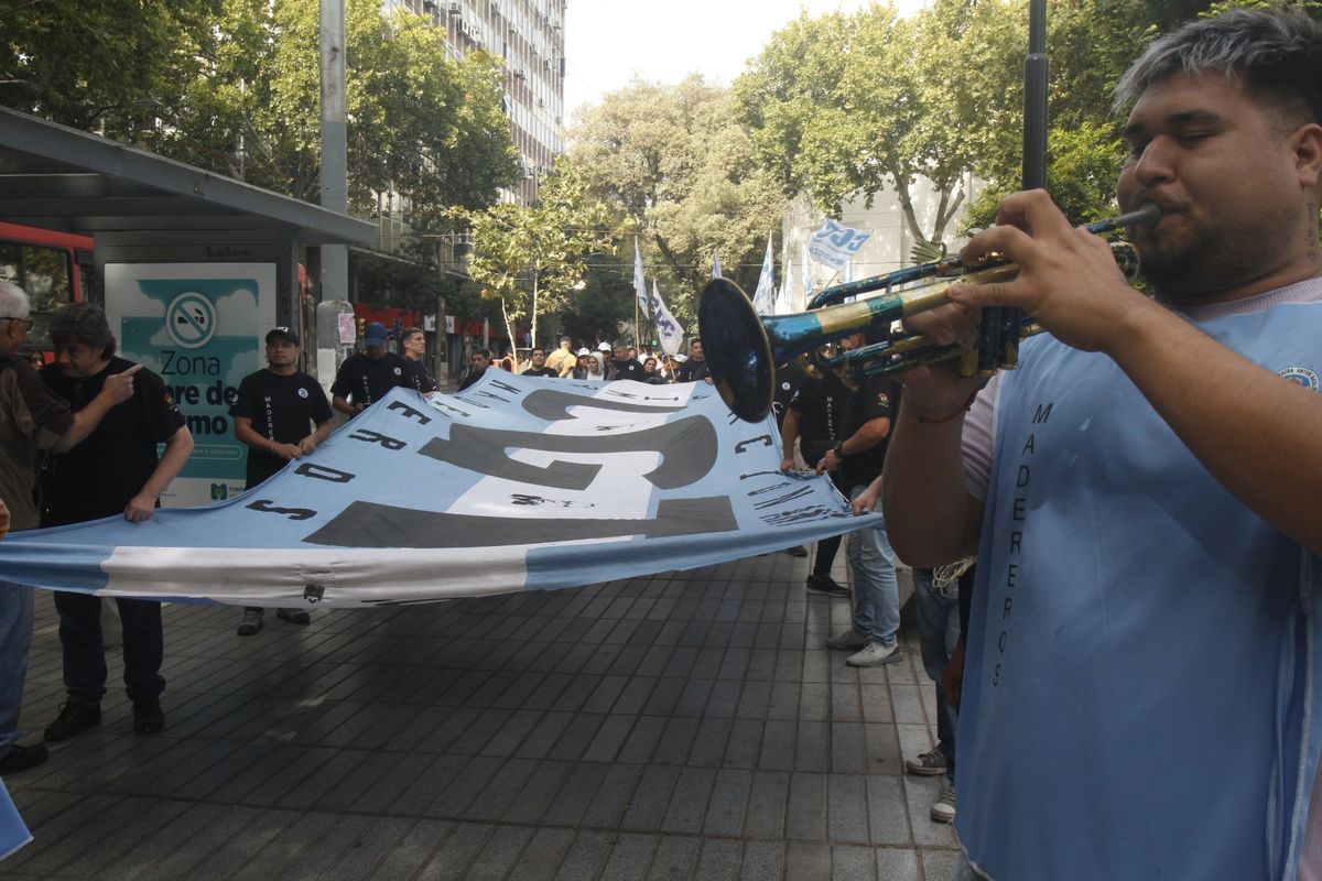 La CGT marchó con sus banderas y sus trompetas. La CGT marchó con sus banderas y sus trompetas.
