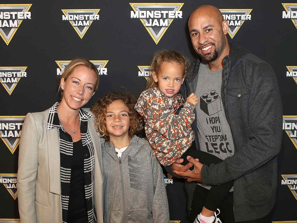 Kendra Wilkinson y Hank Basnett junto a sus hijos. Kendra Wilkinson y Hank Basnett junto a sus hijos.