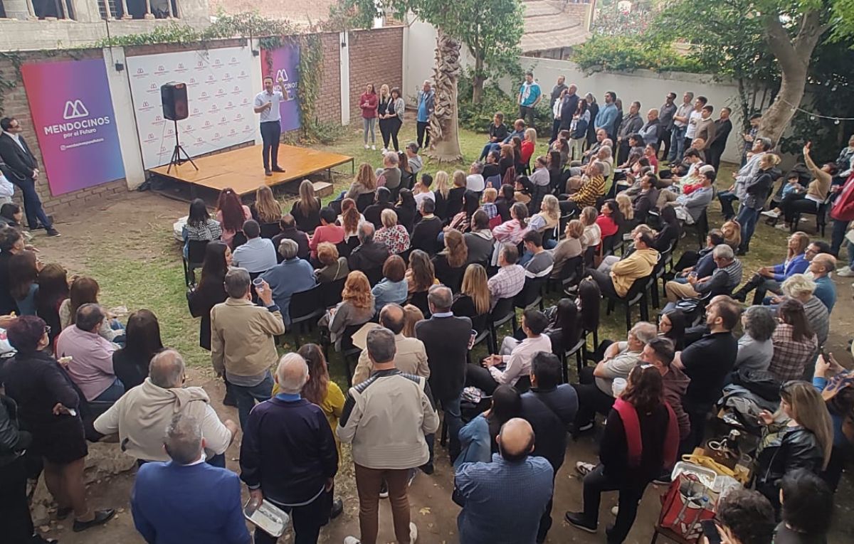 El ministro Luis Petri en un acto en Mendoza con la militancia de parte del radicalismo.
