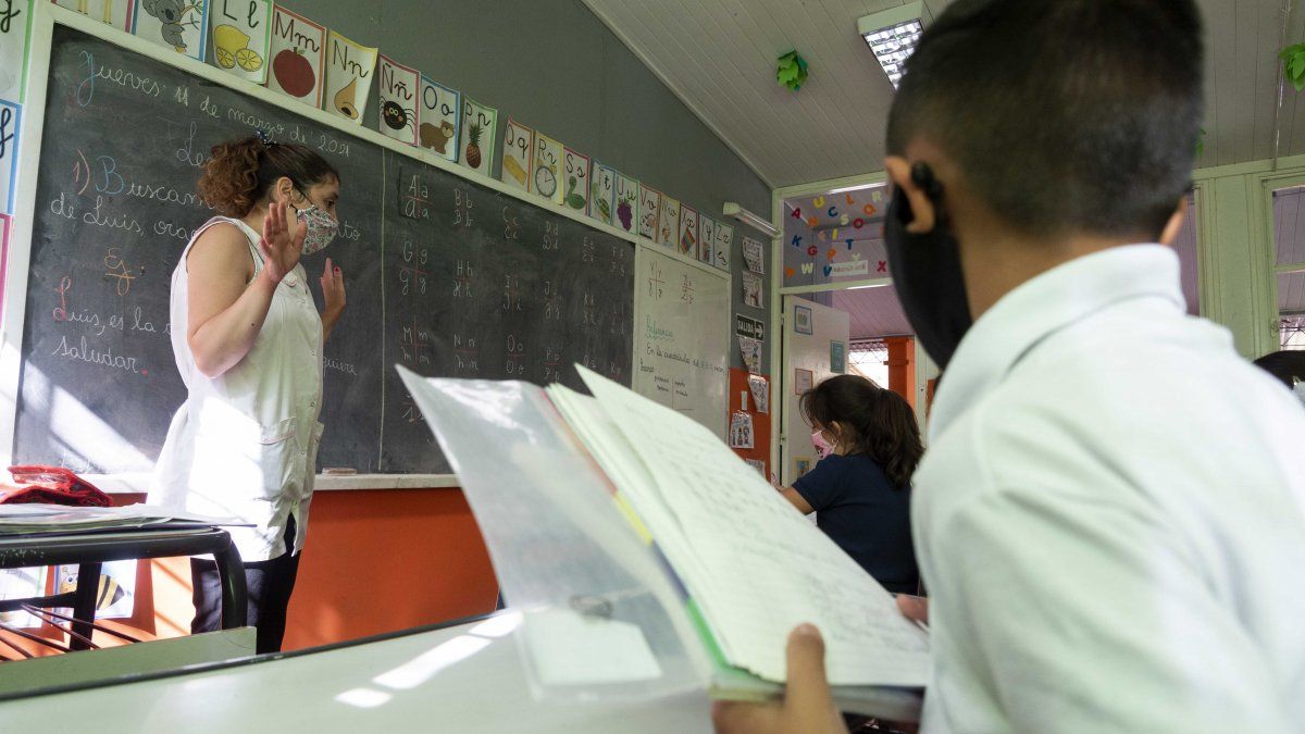 En Mendoza aún quedan unas 45.000 personas, entre docentes y no docentes, por vacunar.