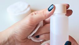 Un producto que todos tenemos en casa puede transformarse en un aliado de limpiaeza. Aprende cómo utilizar quitaesmalte para los asuntos del hogar.