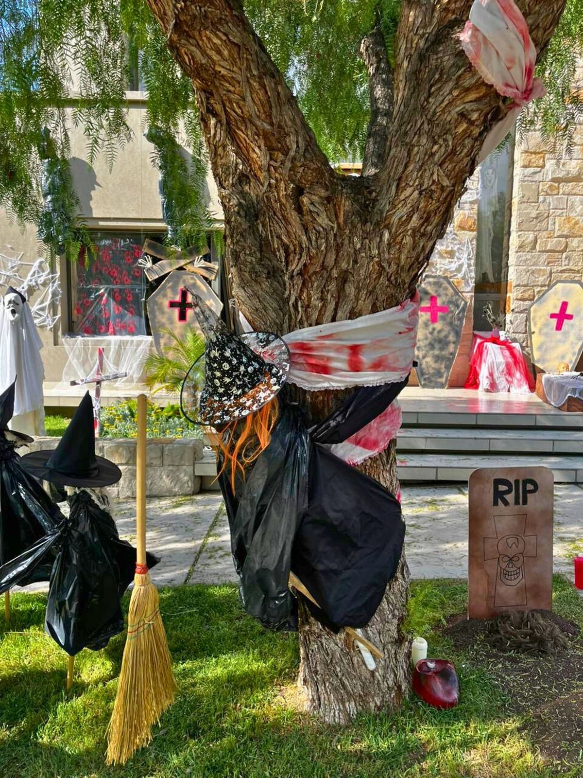 Carolina valoró la ayuda de sus amigos y familiares a la hora de preparar todo para Halloween. Carolina valoró la ayuda de sus amigos y familiares a la hora de preparar todo para Halloween.