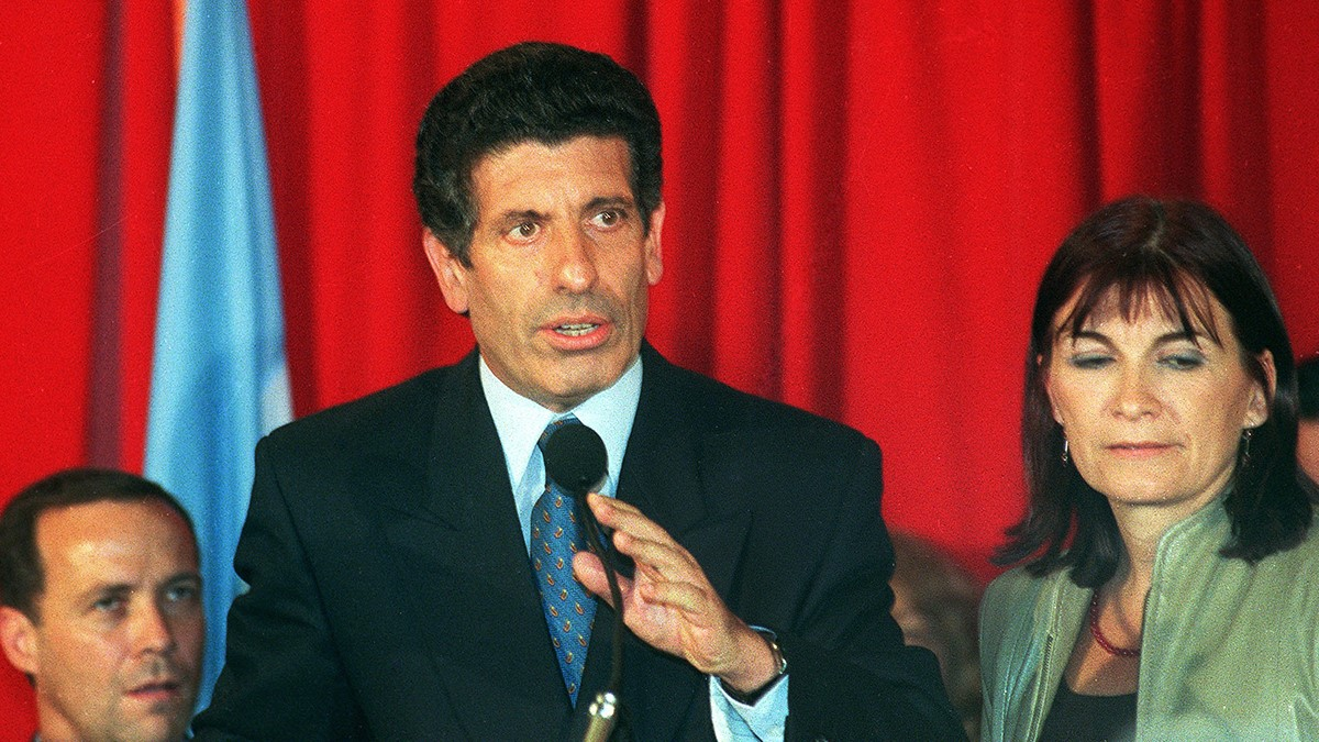 Chacho Alvarez renunció el 8 de octubre de 2000, a diez meses de haber asumido la vicepresidencia de la Nación en nombre de la Alianza. Chacho Alvarez renunció el 8 de octubre de 2000, a diez meses de haber asumido la vicepresidencia de la Nación en nombre de la Alianza.