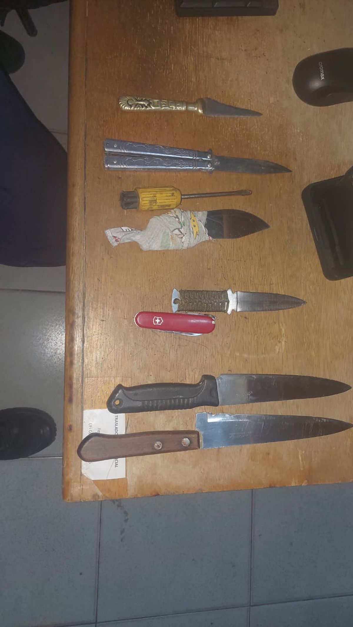 La Policía les secuestró cinco cuchillos, dos navajas, un destornillador y una punta (destripador) La Policía les secuestró cinco cuchillos, dos navajas, un destornillador y una punta (destripador)