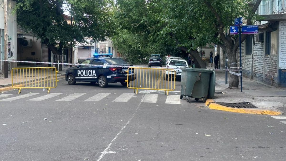 Una de las calles cortadas en la mañana de este miércoles. Una de las calles cortadas en la mañana de este miércoles.