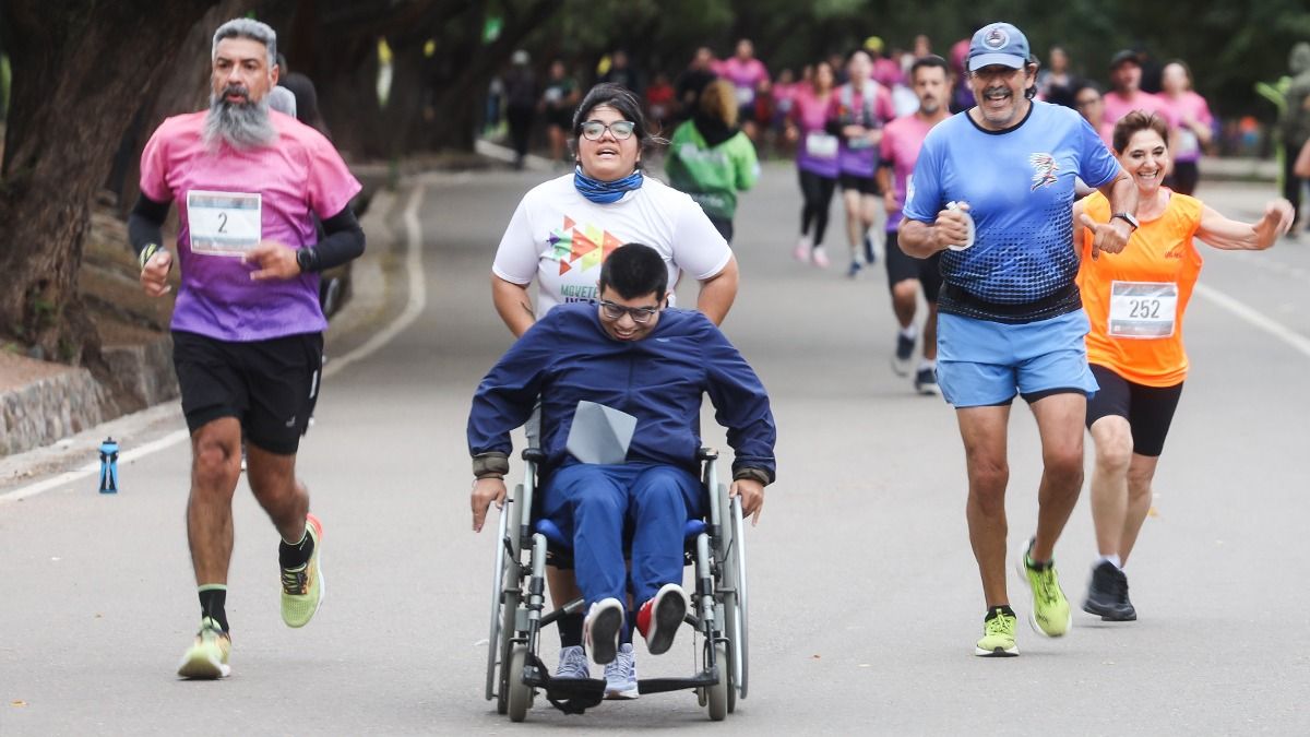 A lo largo de los circuitos diseñados, de 5K, 10K, 2K y Kids corrieron famiias completas por las infancias mendocinas que disfrutaron del deporte en una jornada marcada por la solidaridad y el encuentro. A lo largo de los circuitos diseñados, de 5K, 10K, 2K y Kids corrieron famiias completas por las infancias mendocinas que disfrutaron del deporte en una jornada marcada por la solidaridad y el encuentro.