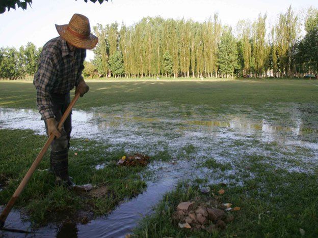 El sistema de riego por manto, es ya algo obsoleto e inadecuado, debido a las muchas pérdidas de agua que genera. Los tiempos actuales exigen sistemas más tecnificados para el ahorro del líquido elemento.