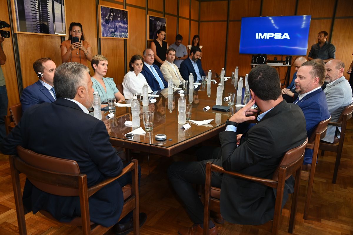 Las negociaciones entre Mendoza, la Nación y ARC Energy terminaron en la firma del contrato de venta de las acciones estatales de IMPSA. Las negociaciones entre Mendoza, la Nación y ARC Energy terminaron en la firma del contrato de venta de las acciones estatales de IMPSA.