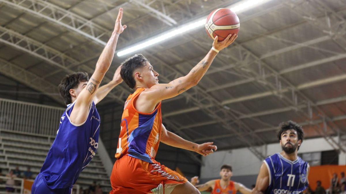 Rivadavia Básquet y Godoy Cruz se enfrentaron 13 veces en el año. El saldo fue a favor del Tomba con 8 victorias sin embargo cayó en la final anual y no pudo coronar con un título anual una gran temporada. Foto: Nicolás Ríos/UNO. Rivadavia Básquet y Godoy Cruz se enfrentaron 13 veces en el año. El saldo fue a favor del Tomba con 8 victorias sin embargo cayó en la final anual y no pudo coronar con un título anual una gran temporada. Foto: Nicolás Ríos/UNO.