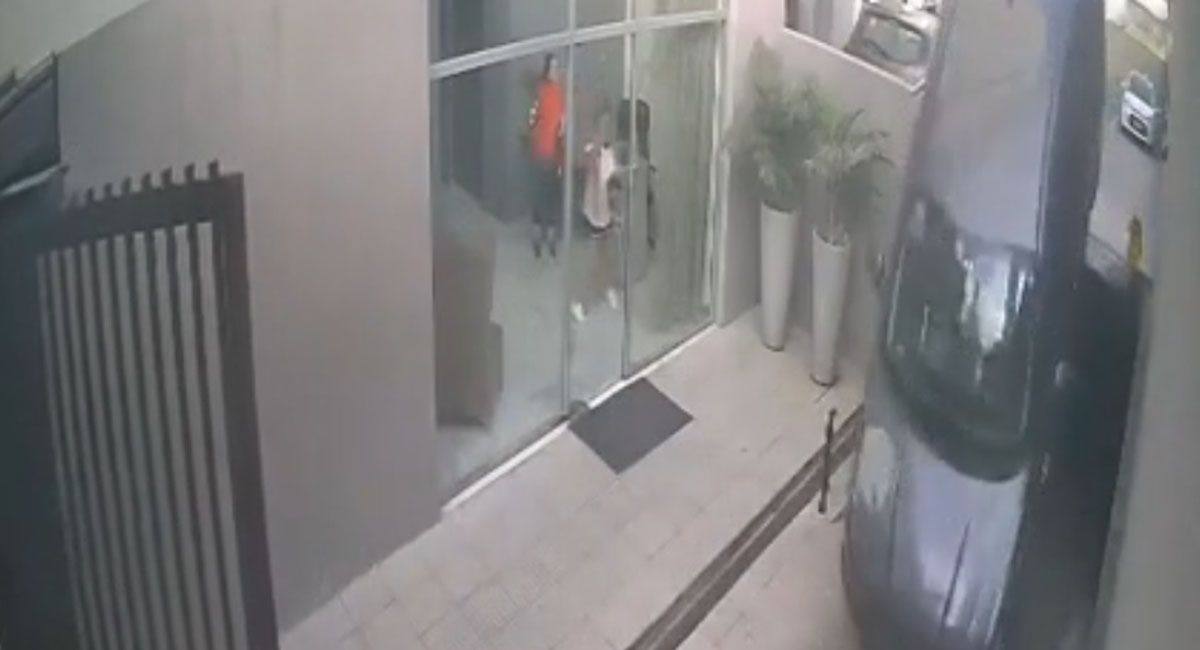 Insólito: no vio que la rampa estaba levantada y cayó con su auto al vacío en un estacionamiento