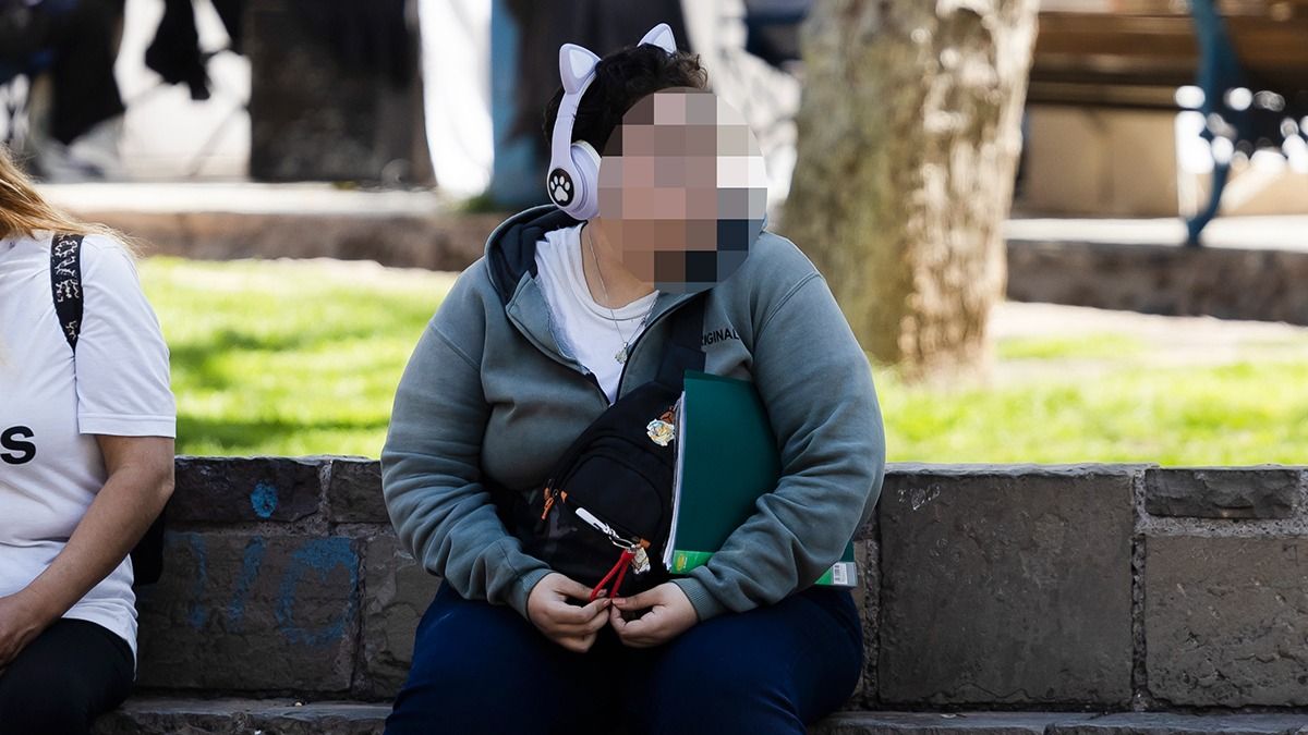 Cada adolescente en su mundo, aislados entre sí: este es el comienzo de un problema que muchas veces los adultos no somos capaces de ver a tiempo. Cada adolescente en su mundo, aislados entre sí: este es el comienzo de un problema que muchas veces los adultos no somos capaces de ver a tiempo.