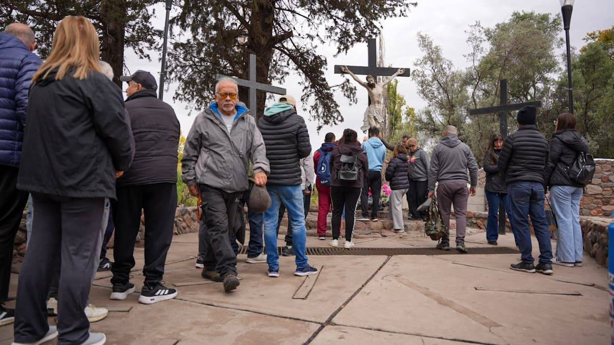 Pedir, agradecer, rezar. El Viernes Santo congregó a mucha gente en el Vía Crucis en Carrodilla. Pedir, agradecer, rezar. El Viernes Santo congregó a mucha gente en el Vía Crucis en Carrodilla.