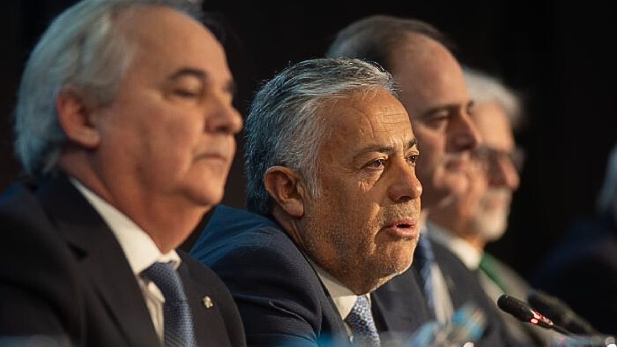 Alfredo Cornejo habló frente a las autoridades del Consejo de Ciencias Económicas sobre la necesidad de una reforma laboral orientada a las pymes.