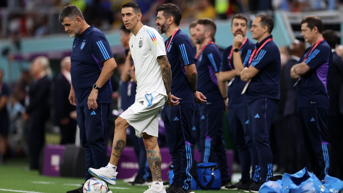 Ángel Di María quedó a un costado del campo en la entrada en calor de la Selección Argentina