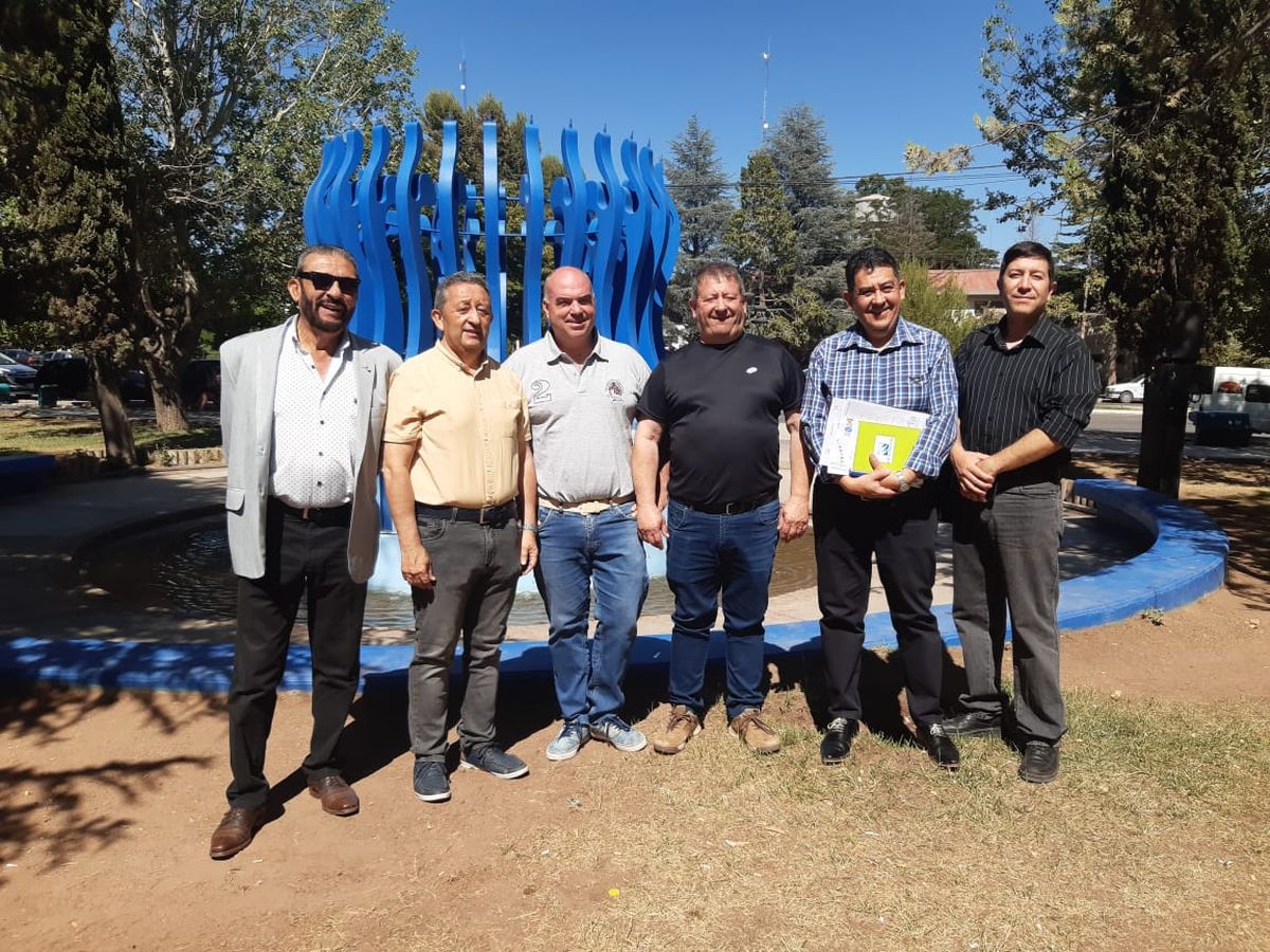 El anuncio: Celso Jaque junto a representantes de la Cámara de Comercio, la Sociedad Rural del Secano y el Ematur. Allí se informó que se hará la Fiesta Nacional del Chivo.