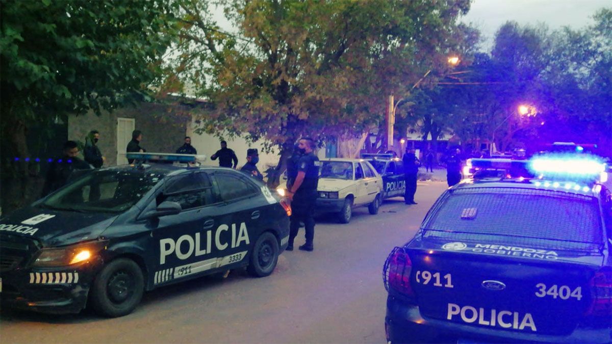 Muchos móviles policiales en el barrio Cristo Redentor de Las Heras