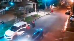Método piraña. Video: le querían robar el auto y tiró las llaves.