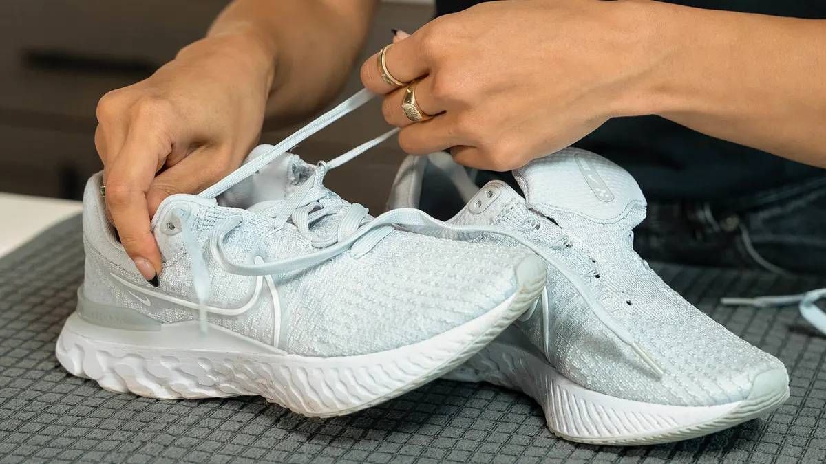 Cómo limpiar efectivamente los cordones blancos de las zapatillas en 15  minutos