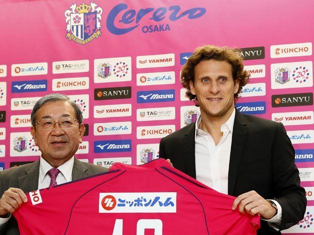 Forlán fue ovacionado por cientos de hinchas en su llegada a Japón