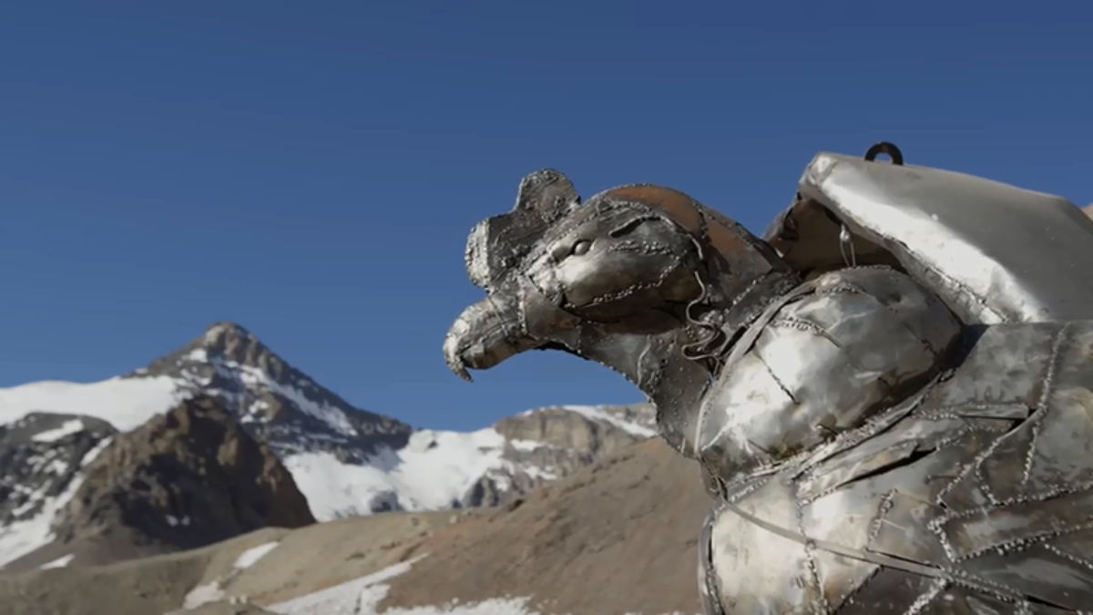 La escultura pesa 180 kilos. Las medidas son 1,70 metros de altura, y 4 metros de ancho.