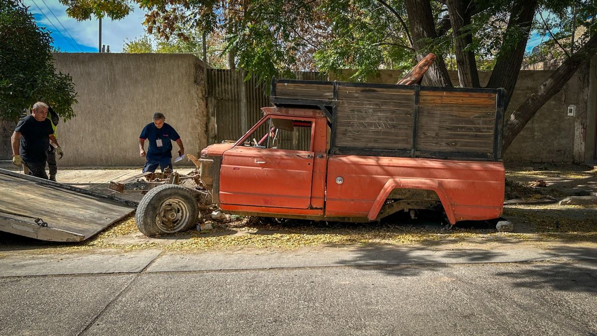 Una camioneta casi sin ruedas es retirada de la vía pública. Una camioneta casi sin ruedas es retirada de la vía pública.