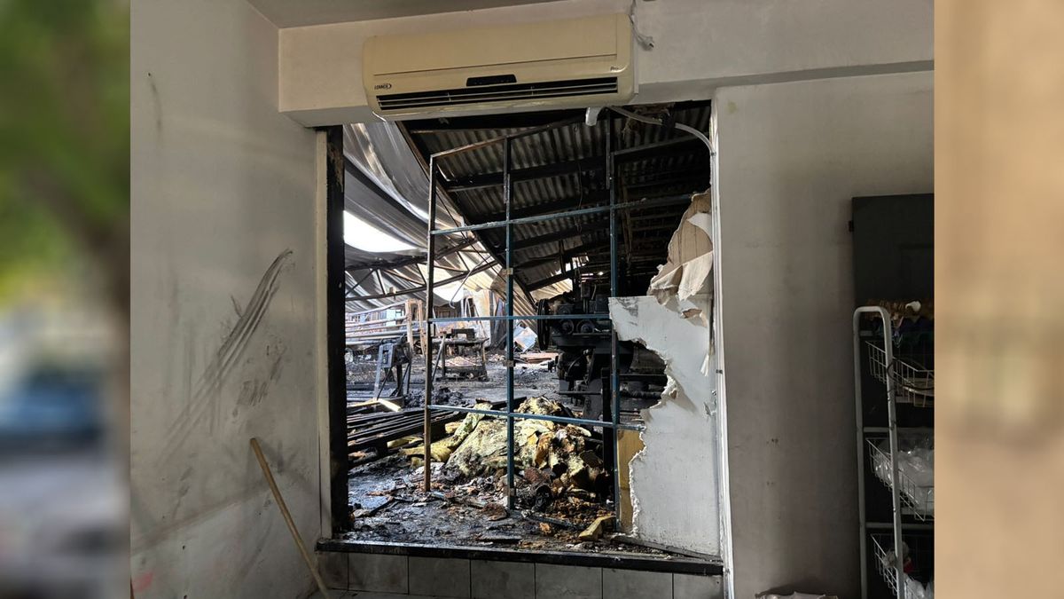 Bomberos entraron por la parte de atrás de un comercio colindante con el galpón que se incendió. Bomberos entraron por la parte de atrás de un comercio colindante con el galpón que se incendió.