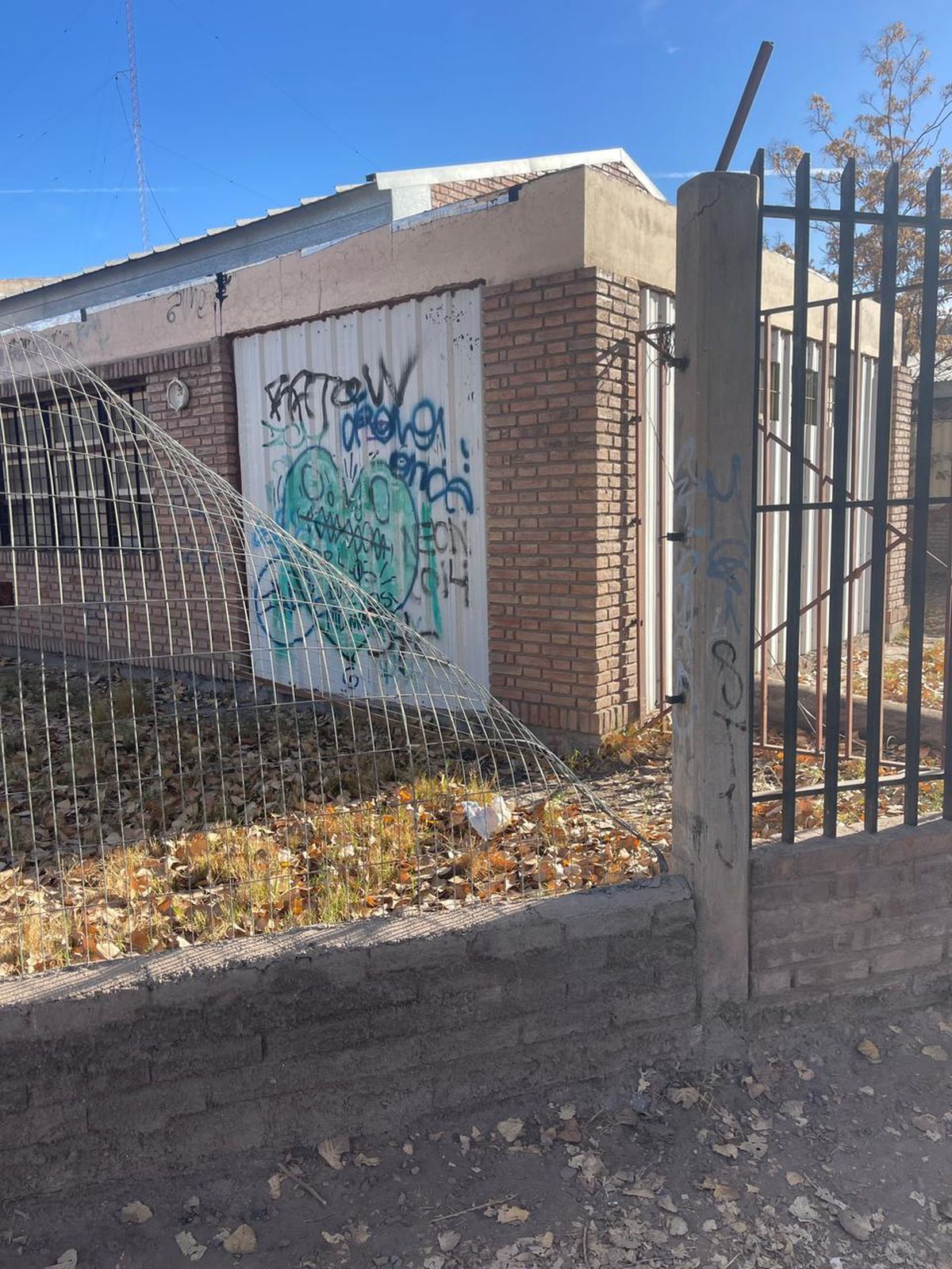Totalmente destruido. Así quedó el cerco perimetral de una escuela de Maipú que fue robada esta semana. Se llevaron máquinas para las materias de taller. Totalmente destruido. Así quedó el cerco perimetral de una escuela de Maipú que fue robada esta semana. Se llevaron máquinas para las materias de taller.