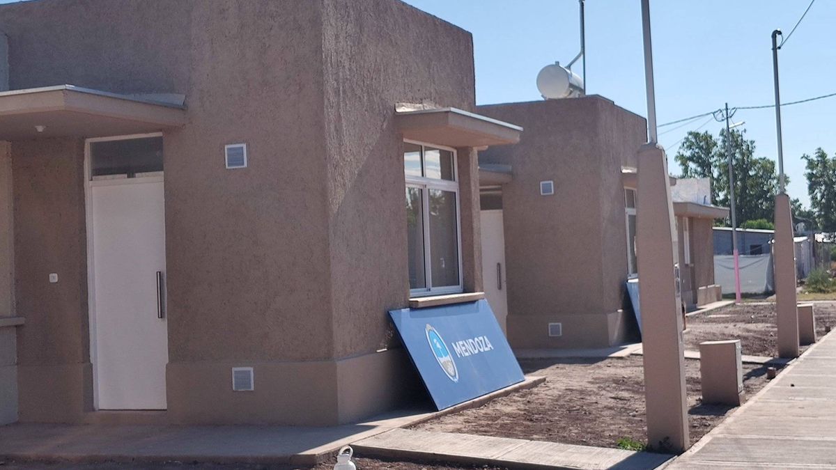 Entregaron 57 viviendas en Las Heras. Alfredo Cornejo acusó a la gestión de Daniel Orozco de demorar las obras de urbanización y cometer irregularidades en las adjudicaciones. Entregaron 57 viviendas en Las Heras. Alfredo Cornejo acusó a la gestión de Daniel Orozco de demorar las obras de urbanización y cometer irregularidades en las adjudicaciones.