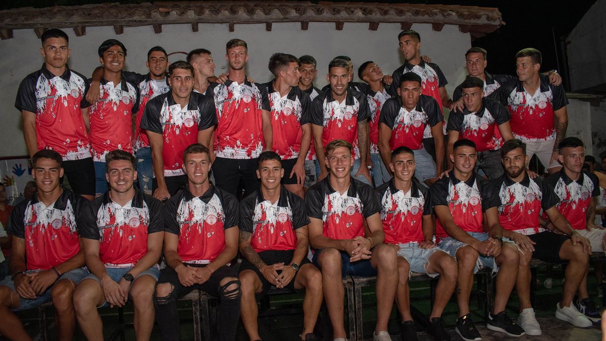 El plantel de Huracán Las Heras en la presentación que fue en la sede del club.