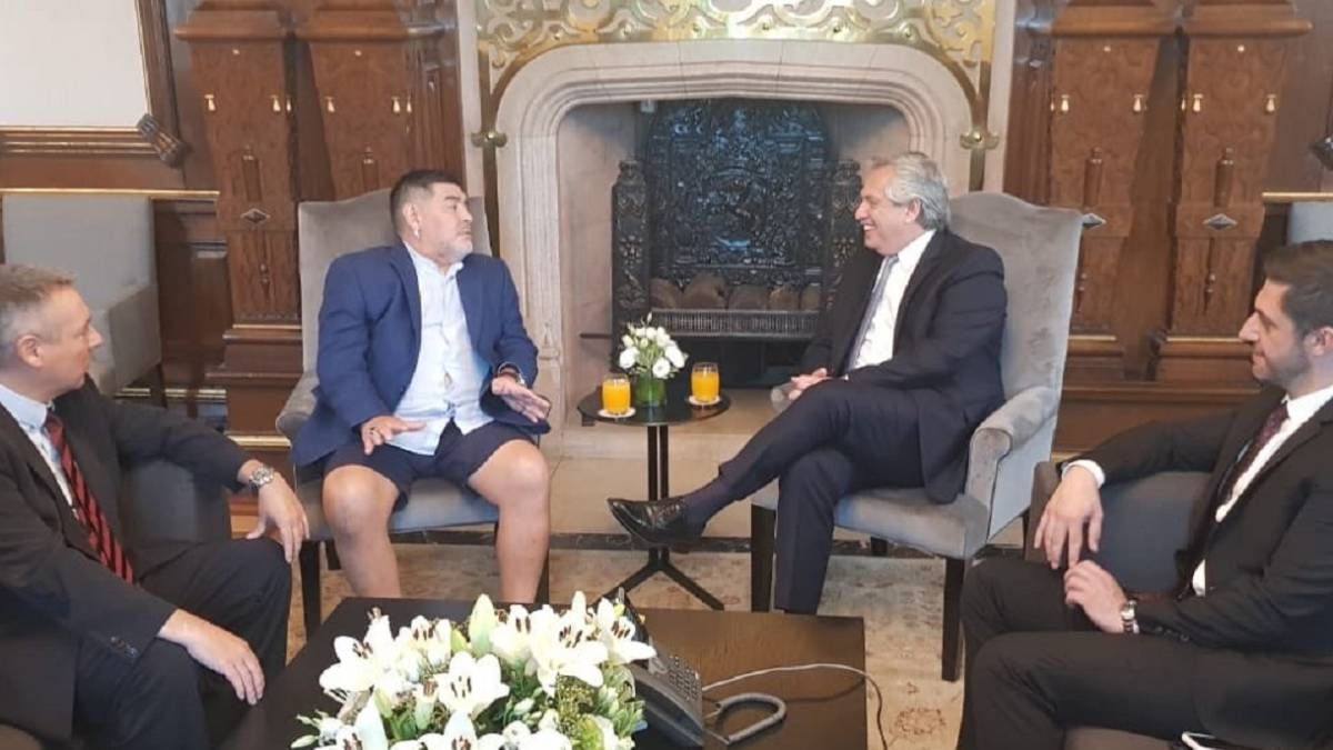 Maradona visitó a Alberto Fernández en el inicio de su mandato.