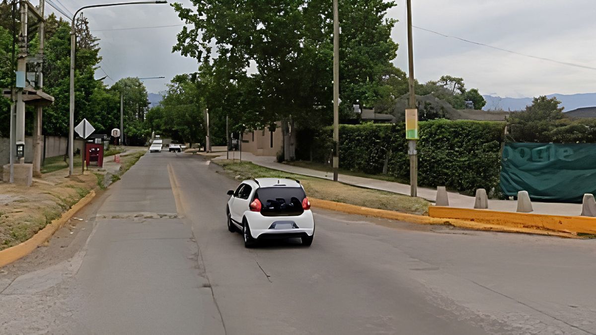 La intersección de las calles Pueyrredón y Álzaga, de Luján de Cuyo, donde dos conductores alcoholizados chocaron este domingo. Imagen: Google maps.