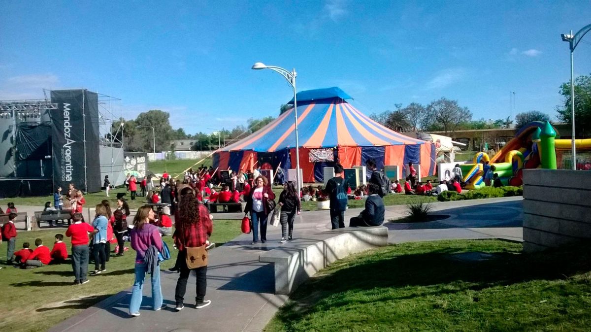 El Circo de Getulio revivió en Mendoza la actividad de los artistas mendocinos callejeros y dice presente en toda la provincia.