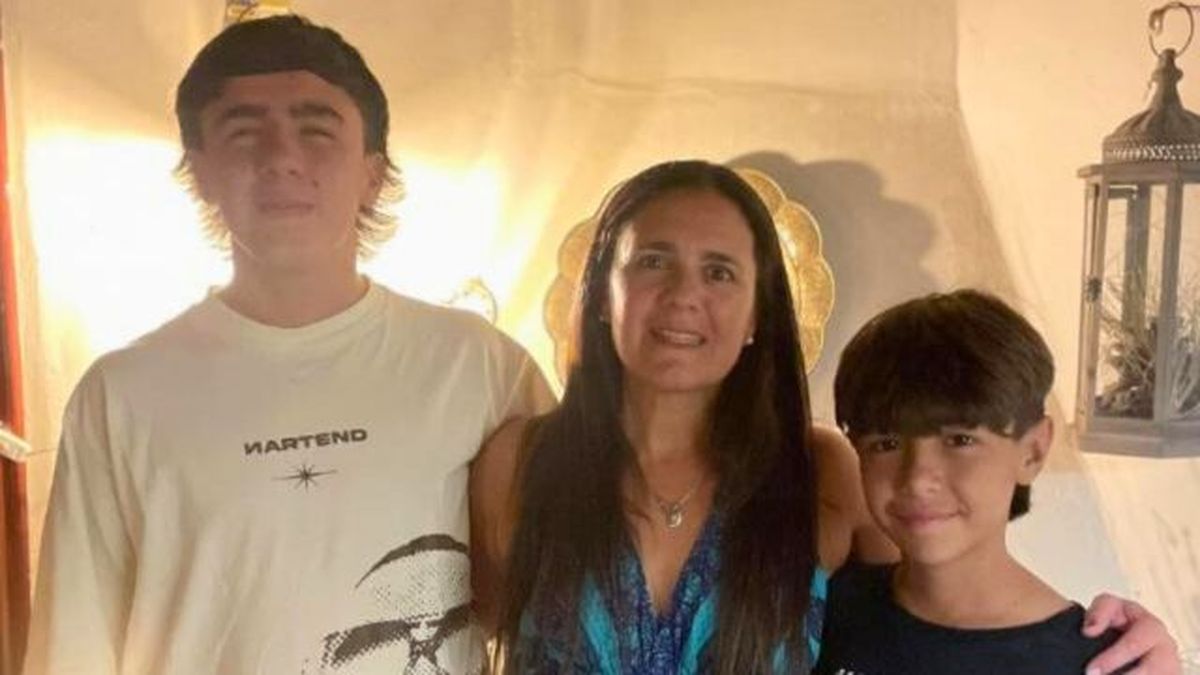 Jano, a la derecha, junto a su mamá y su hermano Mateo. Jano, a la derecha, junto a su mamá y su hermano Mateo.