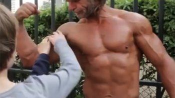 El vagabundo que convirtió las calles de París en su gimnasio