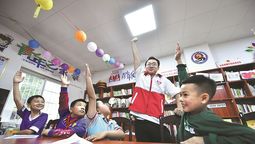 Un voluntario comparte un momento alegre con estudiantes en una nueva comunidad en la prefectura autónoma de la etnia miao de Rongshui, Región Autónoma Zhuang de Guangxi. HUANG XIAOBANG / XINHUA &nbsp; &nbsp;