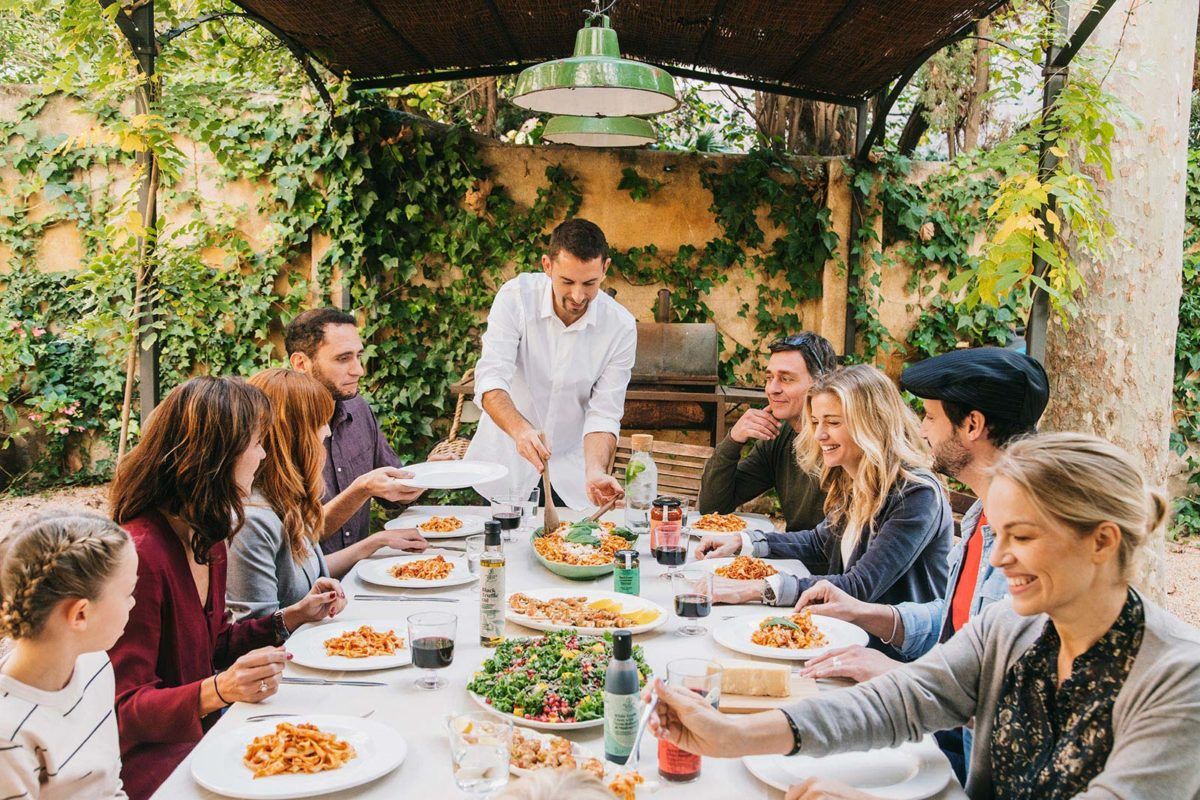 Comer junto con otras personas indica que somos más felices que quienes comen solos. Comer junto con otras personas indica que somos más felices que quienes comen solos.
