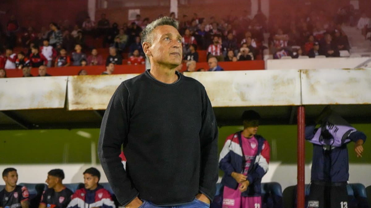 Mauricio Elena dejó de ser el entrenador de Atlético San Martín.
