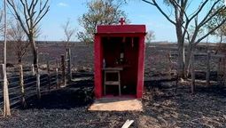 Un santuario del Gauchito Gil quedó intacto tras haber quedado envuelto en llamas. (Foto: Gentileza Infinita Goya).