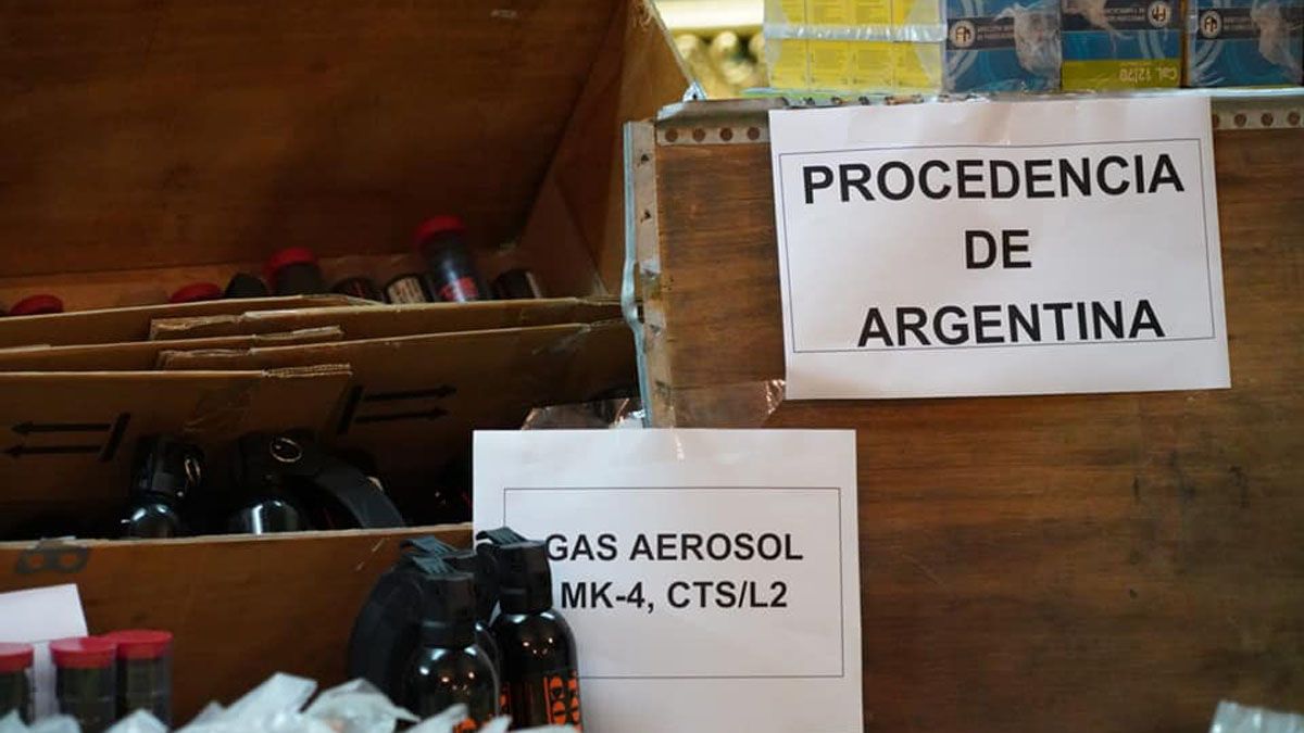 Envío de armas a Bolivia: funcionarios bolivianos mostraron parte del armamento.