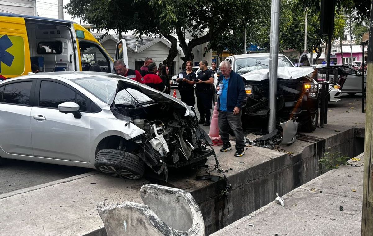 Quiso robar una camioneta, forcejeó con una mujer y causó un fuerte accidente contra un auto y un poste