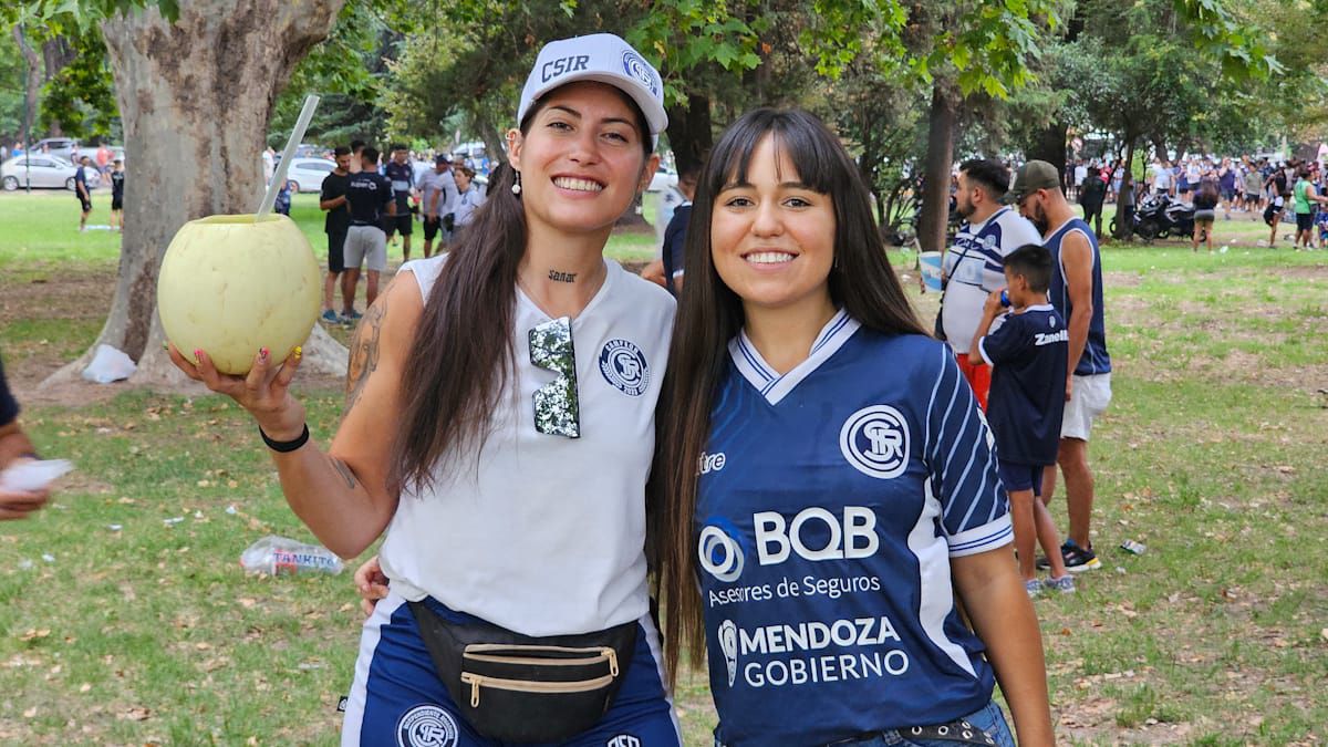 Melón de refresco para estas dos fanáticas (UNO/Nicolás Ríos) Melón de refresco para estas dos fanáticas (UNO/Nicolás Ríos)