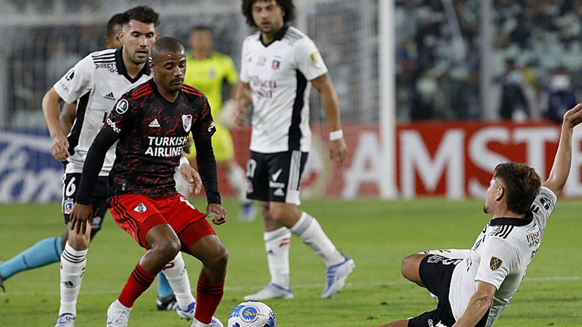 Nicolás De la Cruz, de River, lleva la pelota.