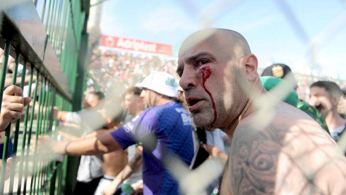 Hinchas de Sarmiento y Boca tuvieron un altercado en la previa del partido en Junín.