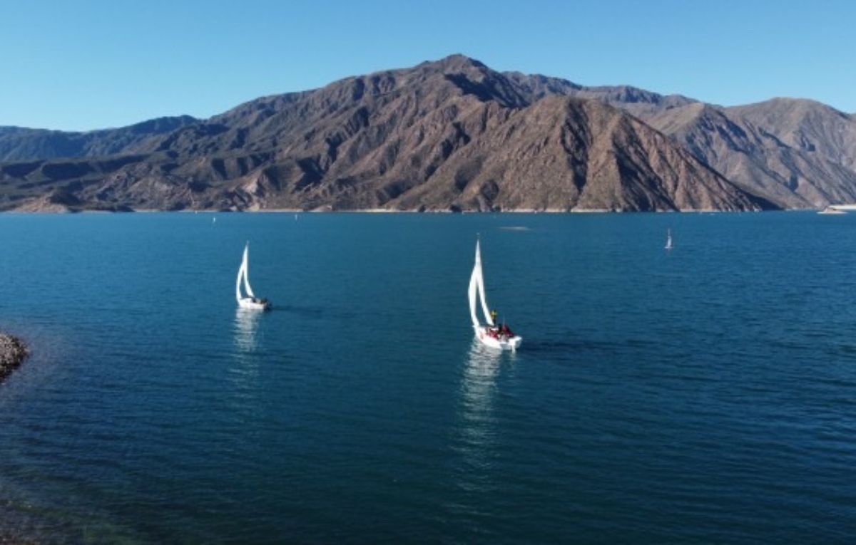 Paseos en velero en Potrerillos. Se realizan durante los fines de semana y feriados. Paseos en velero en Potrerillos. Se realizan durante los fines de semana y feriados.