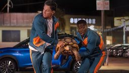 Kevin Hart y Mark Wahlberg protagonizan un tanque que Netflix estrena esta semana.