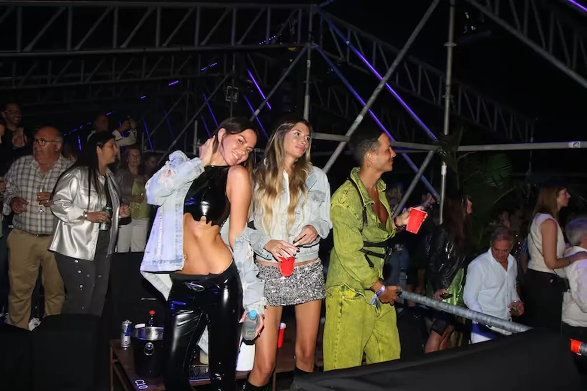 Desde Punta, Karina Jelinek se suma al ultra total black y paraliza el verano: látex, underboob y más. Desde Punta, Karina Jelinek se suma al ultra total black y paraliza el verano: látex, underboob y más.