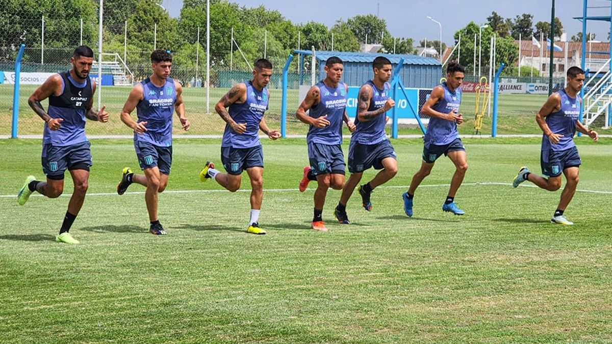 Racing inició gestiones para que el peruano Paolo Guerrero se convierta en refuerzo de la Academia.