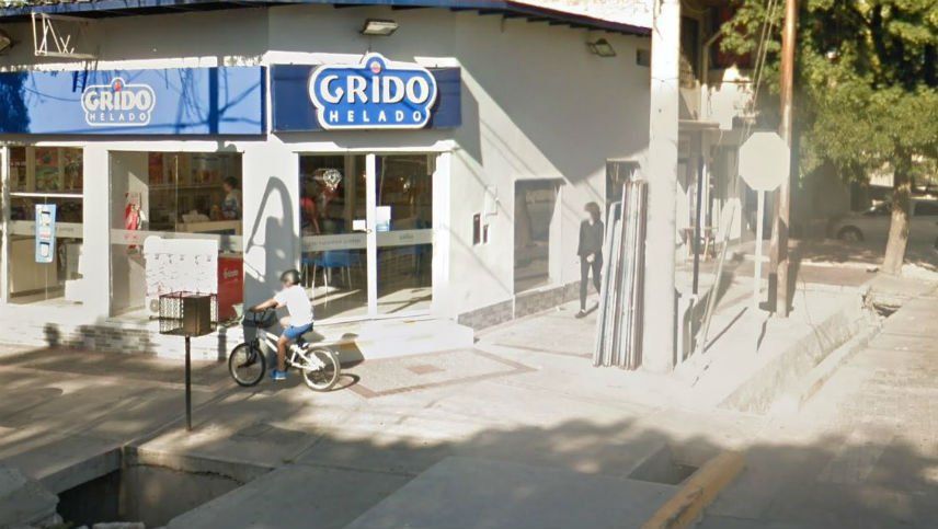 Asaltaron una heladería y un negocio de ropa